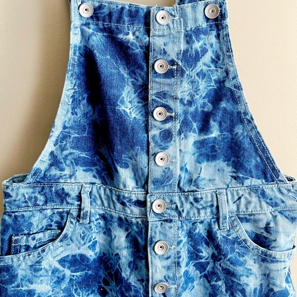 The Children’s Place Acid wash Button Overall Shorts - Picture 2 of 3